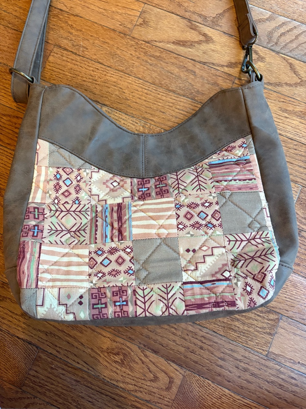 Donna Sharp Hobo Bag. Multi-colored Quilted Patchwork Design & Solid Color Trim.